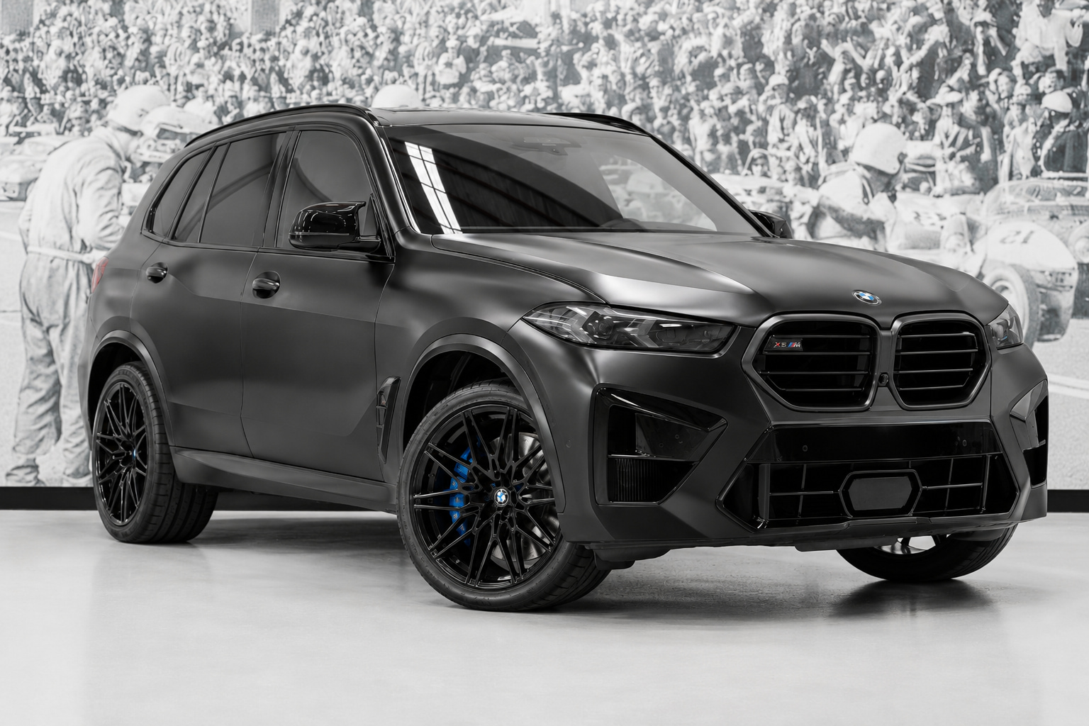 BMW X5 M Competition de couleur sombre - SUV de luxe haute performance disponible à la location en Suisse romande - Car-Share.ch