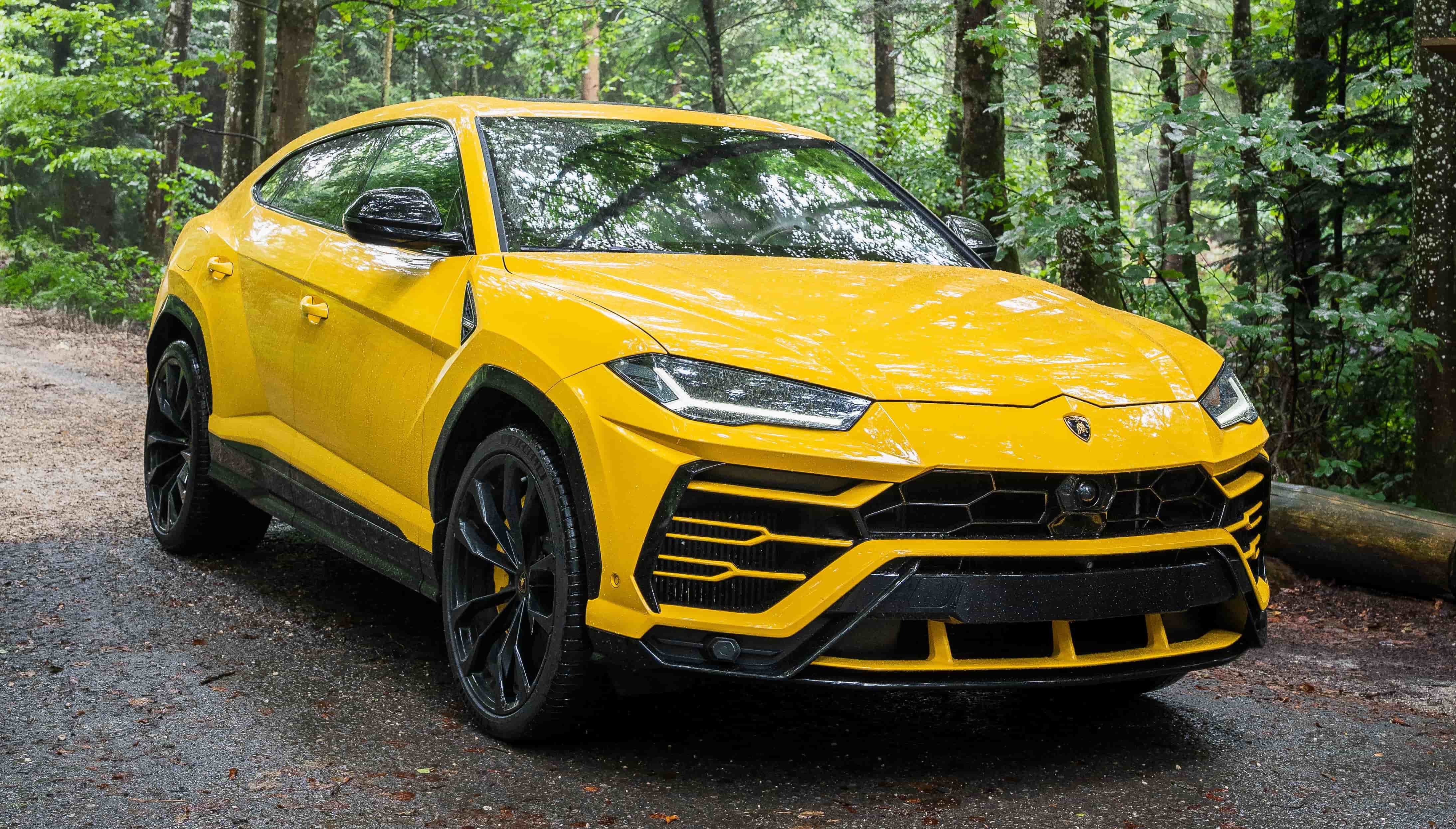 Lamborghini Urus jaune à louer en Suisse romande - Car-Share.ch